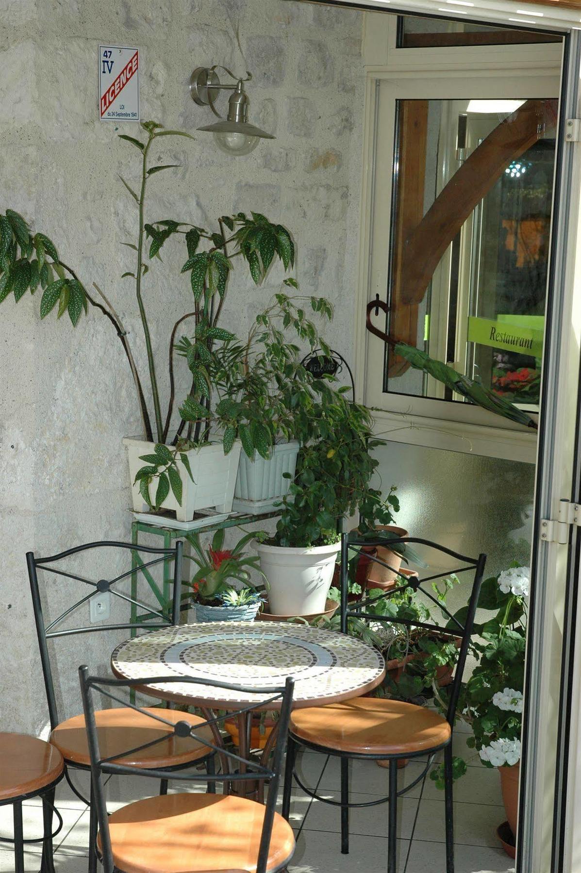 Logis Hotels - Hotel Et Restaurant Les Voyageurs Tournon-d'Agenais Exterior photo